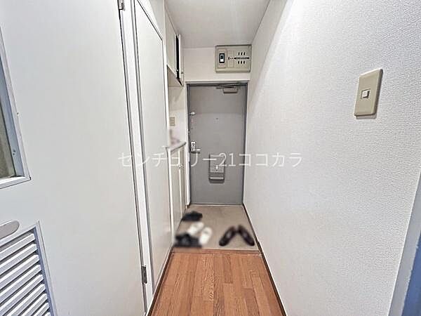 室内の写真はCGで家具を消して空室後のイメージを再現しています。住まいの第一印象を彩る明るく快適な玄関。シューズボックス付きで靴をすっきり収納でき、いつでも整った気持ちの良い空間を保てます。
