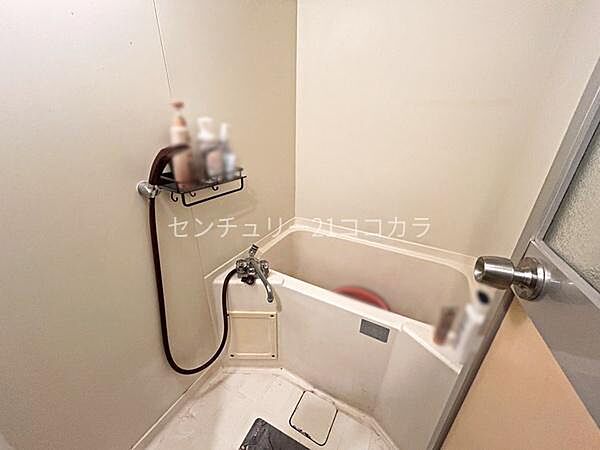 室内の写真はCGで家具を消して空室後のイメージを再現しています。一日の疲れを癒やす快適なバスルーム。ゆったりとしたバスタイムを楽しめる、清潔感あふれる心地よいリラックス空間です。