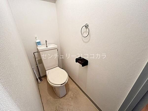 室内の写真はCGで家具を消して空室後のイメージを再現しています。家族みんなが毎日使うトイレは、快適性と清潔感を大切にした空間。落ち着いて利用できる心地よい場所です。