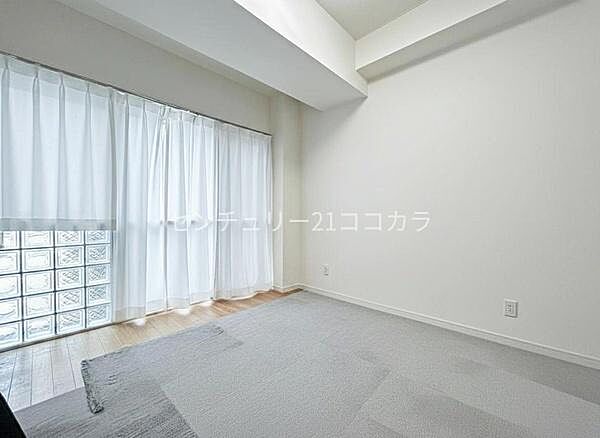 室内の写真はCGで家具を消して空室後のイメージを再現しています。洋室4.2帖は子ども部屋や書斎にもぴったりの空間。クローゼットを備え、限られたスペースでもすっきり暮らせる居室です。