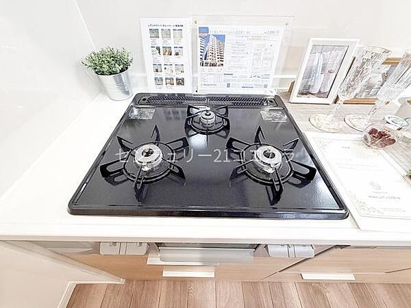 三つ口ガスコンロお手入れがしやすくデザイン性にも優れた三つ口ガスコンロ！複数の料理を同時に効率よく調理できるため、品数の多い夕食作りや忙しい朝のお弁当作りもスムーズ＆快適にこなすことができます。
