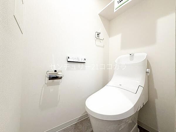 トイレ清潔感あふれるホワイト調でまとめられたトイレスペース。手洗い一体型の高機能温水洗浄便座を採用しており、お掃除もしやすく衛生面も安心！上部にはペーパー類を収納できる棚も完備しています。