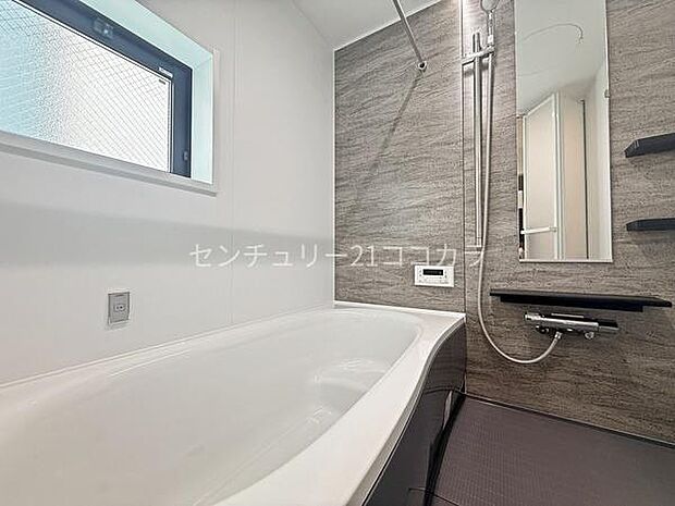 ■バスルーム【同仕様写真】当物件とは扉や窓の開口部の位置等のデザインが異なります。