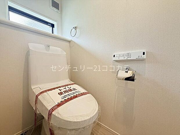 ■トイレ【同仕様写真】当物件とは扉や窓の開口部の位置等のデザインが異なります。