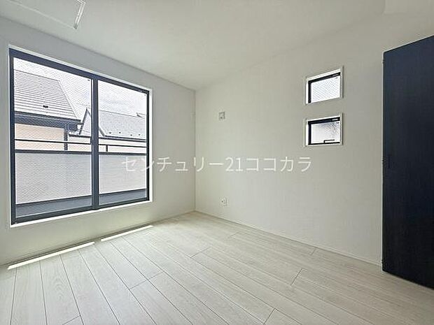 ■洋室【同仕様写真】当物件とは扉や窓の開口部の位置等のデザインが異なります。