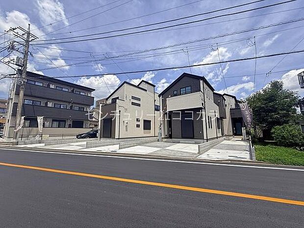 ■外観【同仕様写真】当物件とは扉や窓の開口部の位置等のデザインが異なります。