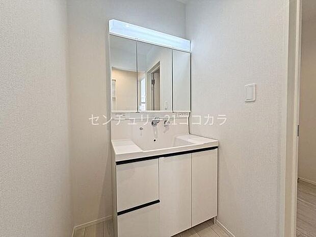 ■洗面台【同仕様写真】当物件とは扉や窓の開口部の位置等のデザインが異なります。