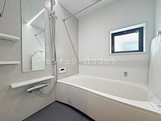■バスルーム【同仕様写真】当物件とは扉や窓の開口部の位置等のデザインが異なります。