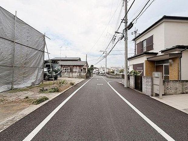 周辺は戸建の建ち並ぶ閑静な住宅地。徒歩圏内に生活施設が整い、利便性の高い立地です。