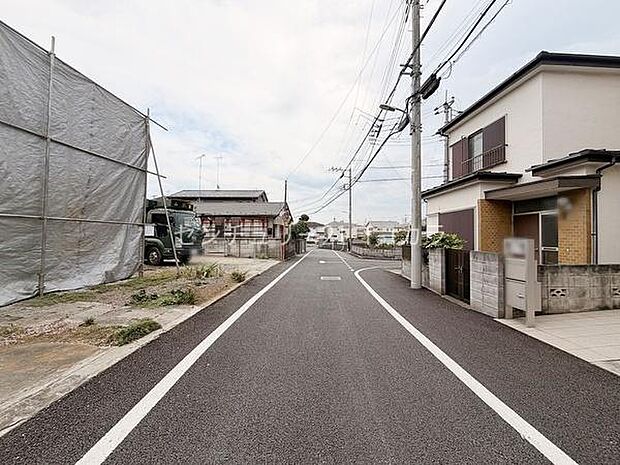 周辺は戸建の建ち並ぶ閑静な住宅地。徒歩圏内に生活施設が整い、利便性の高い立地です。