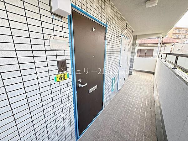 玄関ドアは住まいの第一印象を彩る大切な場所。上質な雰囲気で毎日の帰宅を心地よく迎えます。