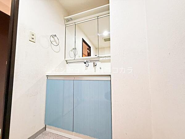 三面鏡付きの洗面台は、身だしなみチェックに便利で、収納力も兼ね備えた使い勝手の良い空間です。