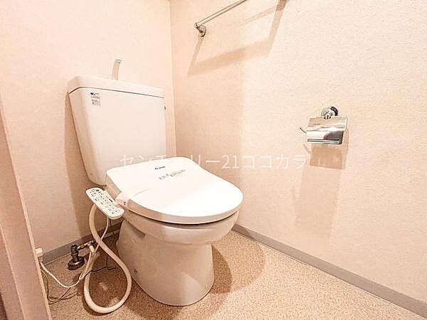 トイレ清潔感あふれるシンプルなトイレスペース！節水型の温水洗浄便座を完備しており、いつでも快適にご利用いただけます。手すりやタオル掛けも配置された、使い勝手と安全性に考慮された設計です。