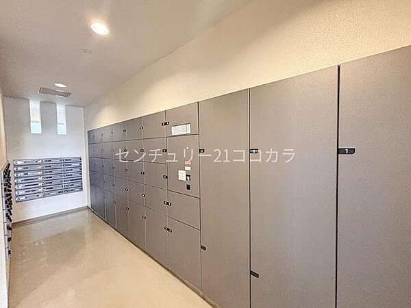 メールボックス・宅配ボックスメールボックス横にズラリと並ぶ大容量の宅配ボックス！お仕事でお忙しい方や留守にしがちなご家庭でも、24時間いつでも荷物を受け取れます。