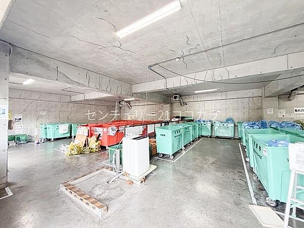 ゴミ置き場屋内タイプで衛生的に管理された敷地内ゴミ置き場！雨の日でも濡れずにゴミ出しが行え、カラスなどに荒らされる心配もありません。