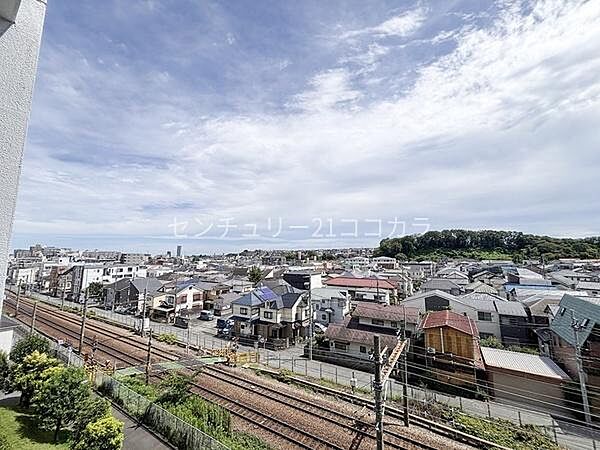 住戸からの眺望バルコニーからの開放的なパノラマ眺望！遠くまで視界が抜け、青空と綺麗な街並みを一望できます。日々の暮らしの中で季節の移ろいや綺麗な夕焼けを楽しめます。