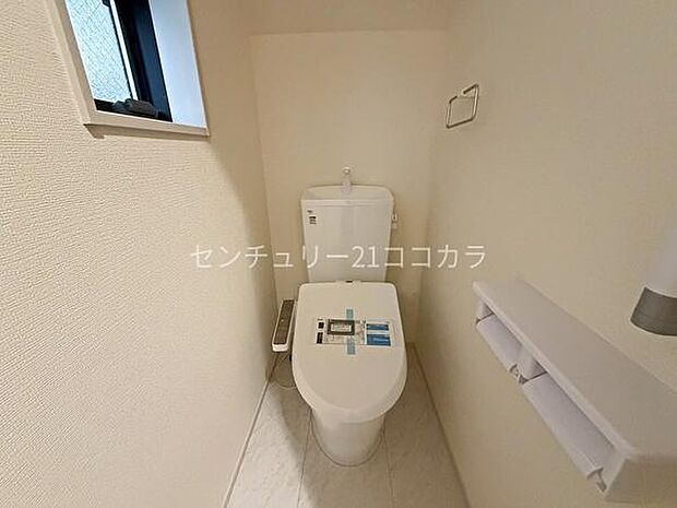 ウォシュレット機能付きで、毎日快適に使えるトイレ。清潔感のある落ち着いた空間で、家族みんなが気持ちよく利用できます。毎日の暮らしに嬉しい設備です。