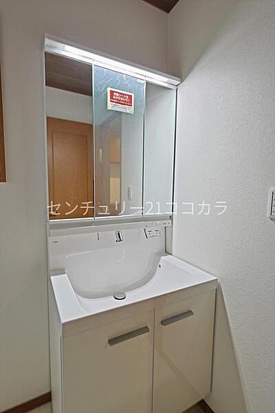 独立した洗面台を備えた使いやすい洗面室。忙しい朝の身支度もスムーズに行え、家族みんなが快適に使える便利な空間です。