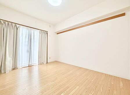 室内の写真はCGで家具を消して空室後のイメージを再現しています。リビングとなりの6帖洋室は、バルコニーに面した明るく開放感あふれるお部屋。食後のくつろぎのスペースなどにもぴったりです。