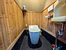 トイレ：窓付き温水洗浄便座付きのトイレです！