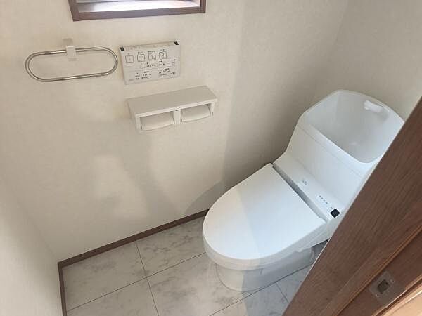 温水洗浄便座付きのトイレです！