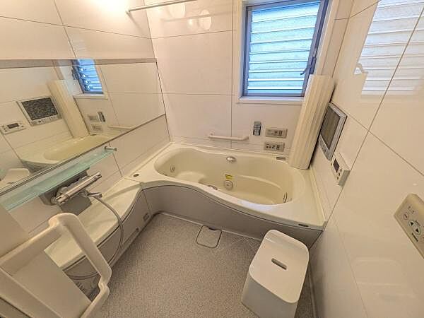 浴室には窓がある為換気がしやすいです！