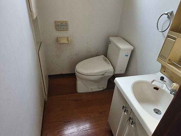 温水洗浄便座付きのトイレです！