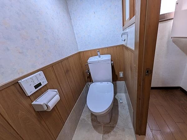 温水洗浄便座付きのトイレです！