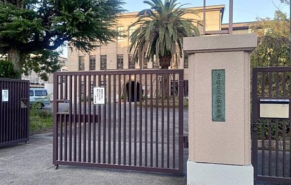 京都市立二条中学校まで550m