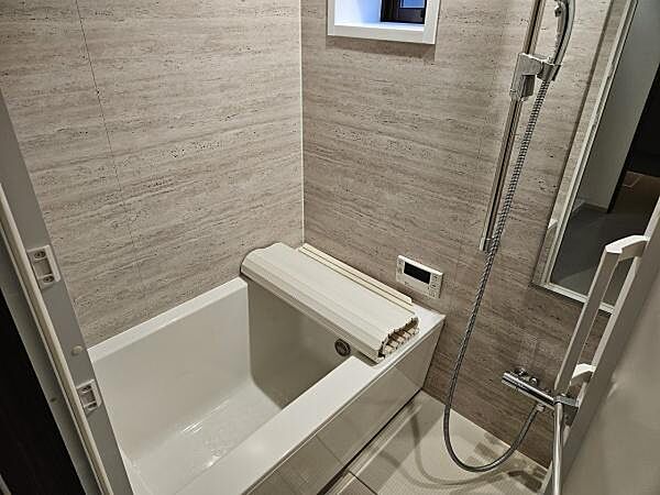 浴室には窓がある為換気がしやすいです！