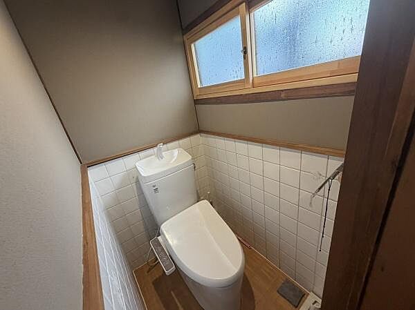 温水洗浄便座付きのトイレです！