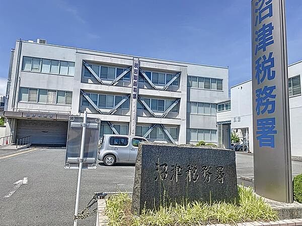 沼津税務署まで244m