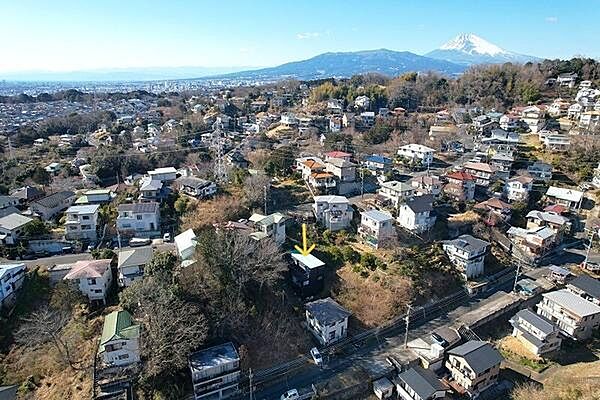上空からの様子です。隣地（山林）も販売しております。