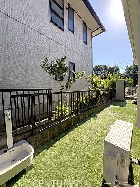 人工芝が輝く明るいお庭には立水栓も完備！ご希望でしたら物置もお譲りします