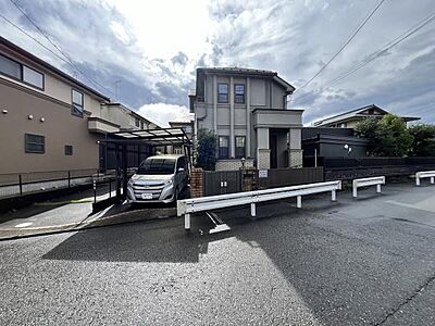 外観:東道路の道路付けの良い区画です。南側駐車場につき日当たり良好。門扉・門柱跳ね上げ式の電動ゲートも有り防犯面も安心です。 外観:東道路の道路付けの良い区画です。南側駐車場につき日当たり良好。門扉・門柱跳ね上げ式の電動ゲートも有り防犯面も安心です。