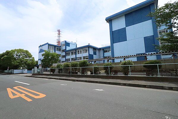 寒川町立寒川中学校まで1687m