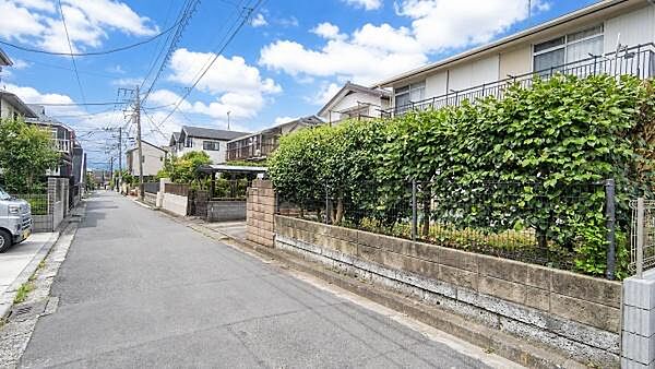 前面道路は交通量少なく、閑静な住宅街です。