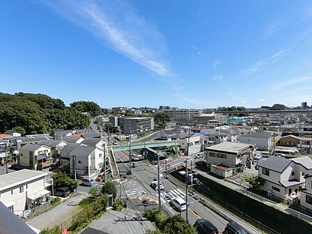 南側バルコニーからの眺望です。高い建物もなく、陽当たりと風通しに恵まれております。