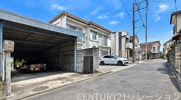 前面道路は交通量少なく、閑静な住宅街です。