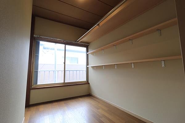 収納として使えるサービスルームです。