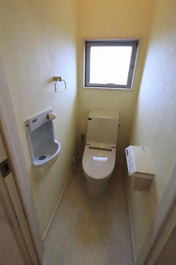 2階のトイレも手洗い器付きで衛生的です。