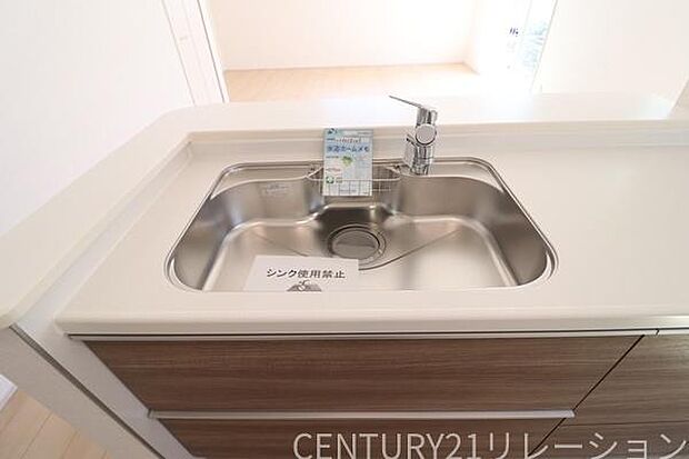 大きなシンクは大量の洗い物にも対応できます。