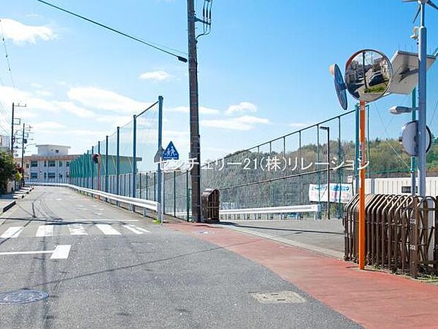 綾瀬市立北の台中学校まで819m