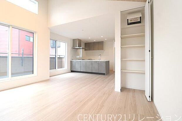 天井の高い開放的なリビングです。