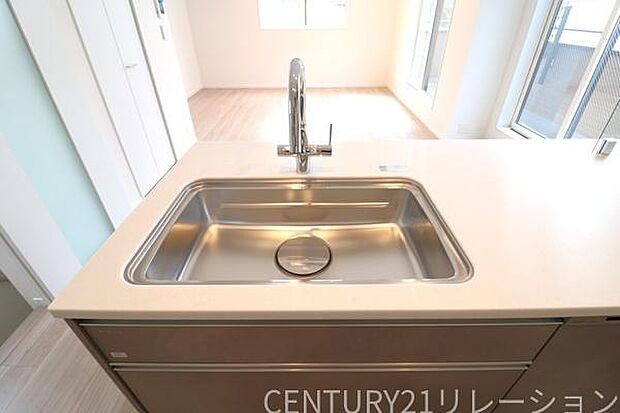 大きなシンクは大量の洗い物にも対応できます。