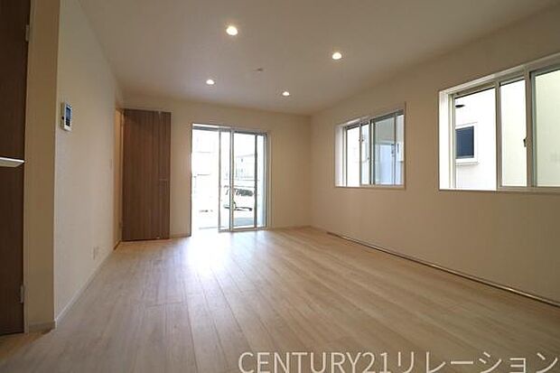 日当たりの良い落ち着きあるリビングです。家具配置もしやすい間取りです。