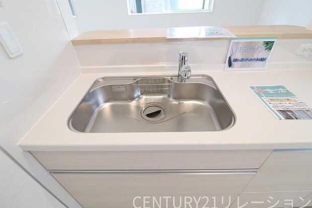 大きなシンクは大量の洗い物にも対応できます。