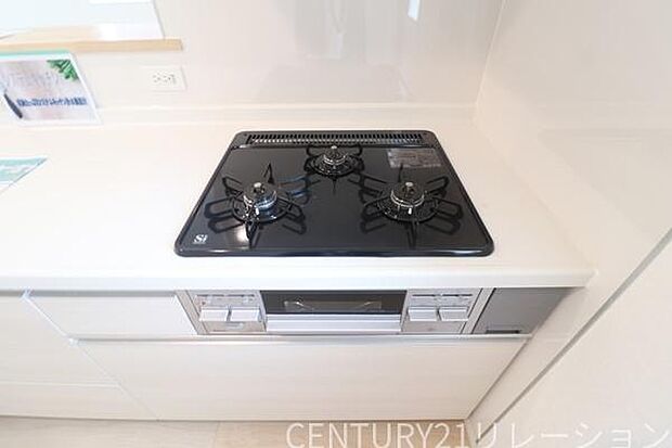 複数同時調理可能な3口コンロ。メインに副菜、お味噌汁など同時調理可能です。魚焼きグリルもついているので、お魚好きなお父さんも大満足。