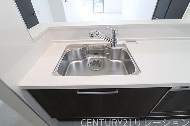 大きなシンクは大量の洗い物にも対応できます。