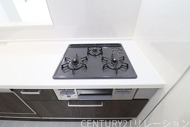 複数同時調理可能な3口コンロ。メインに副菜、お味噌汁など同時調理可能です。魚焼きグリルもついているので、お魚好きなお父さんも大満足。